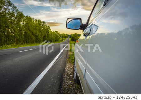 Car on roadside Car on roadside 124825643