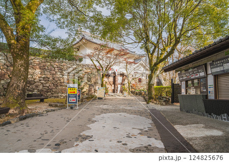犬山市にある犬山城前の風景(愛知県) 124825676