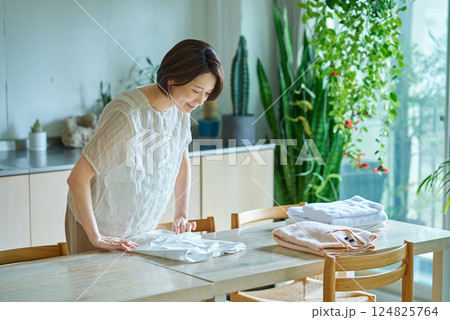 洗濯物を畳む女性 124825764