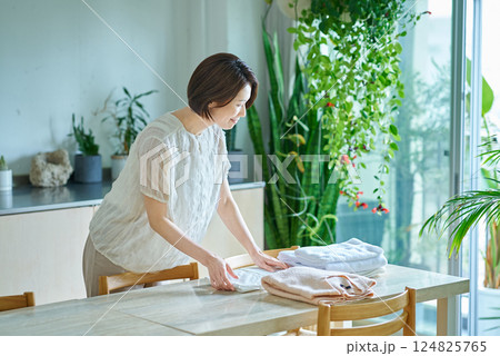 洗濯物を畳む女性 洗濯物を畳む女性 124825765
