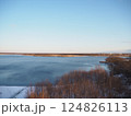 湖畔に雪が残る北海道ウトナイ湖 124826113