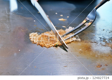 ガーリックライスのお焦げを作る風景 124827724