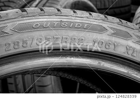 Side view of a tire with an indication of tire width, height and diameter, load and speed index 124828339