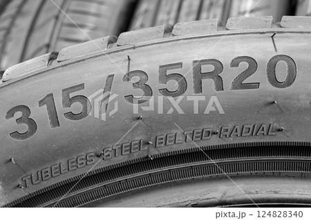 Side view of a tire with an indication of tire width, height and diameter, tubeless, radial type Side view of a tire with an indication of tire width, height and diameter, tubeless, radial type 124828340