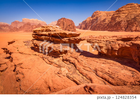 Wadi Rum, Jordan. Little Bridge arch and Khor Al Ajram featuring towering cliffs and stunning desert scenery. 124828354