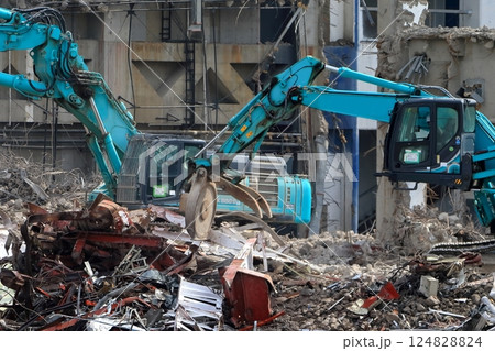 鉄筋コンクリート建物の解体工事現場 124828824