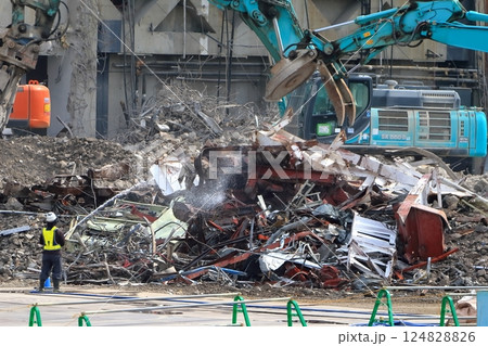 鉄筋コンクリート建物の解体工事現場 124828826