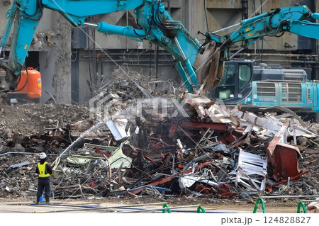 鉄筋コンクリート建物の解体工事現場 124828827
