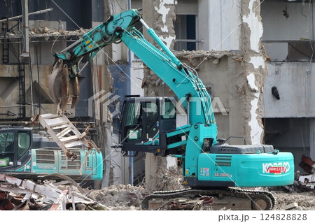 鉄筋コンクリート建物の解体工事現場 鉄筋コンクリート建物の解体工事現場 124828828