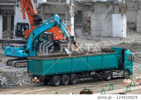 鉄筋コンクリート建物の解体工事現場 鉄筋コンクリート建物の解体工事現場 124828829