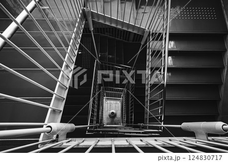 一点に吸い込まれる構図 124830717