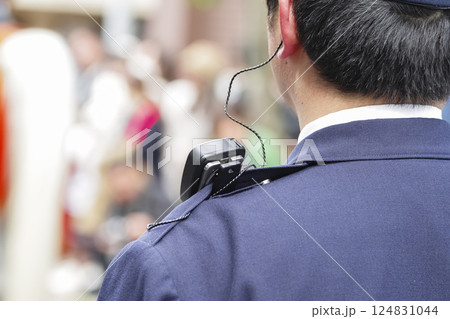 警戒にあたる警察官 警戒にあたる警察官 124831044