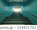 駅構内の階段を昇る朝の光景 – 美しき日常 124831702