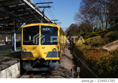 西武球場前駅に停車中の西武狭山線101系牽引車 124831785