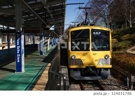 西武球場前駅に停車中の西武狭山線101系牽引車 124831786