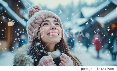 Young Woman Traveler Having A Delightful Time In The Snow At Shirakawa-Go During The Winter Season, Experiencing The Beauty Of The Surroundings. Young Woman Traveler Having A Delightful Time In The Snow At Shirakawa-Go During The Winter Season, Experiencing The Beauty Of The Surroundings. 124831966