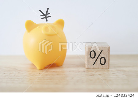 豚の貯金箱とパーセント記号、日本円記号 124832424