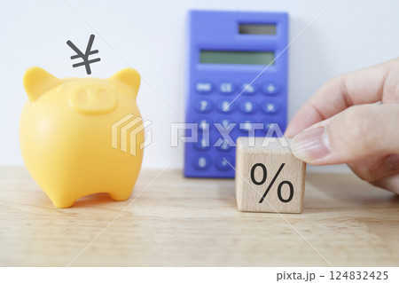 豚の貯金箱とパーセント記号、日本円記号 豚の貯金箱とパーセント記号、日本円記号 124832425
