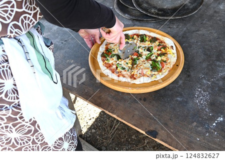 薪のピザ窯でのピザ焼き・食の背景素材 124832627