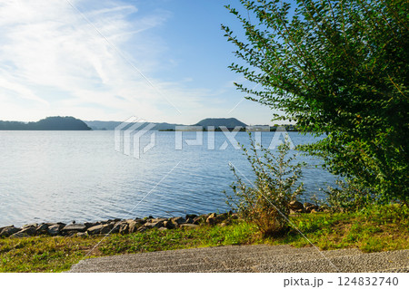 鳥取市 オアシスパークから湖山池の風景 鳥取市 オアシスパークから湖山池の風景 124832740