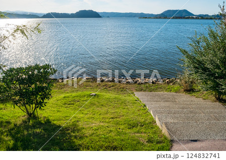 鳥取市 オアシスパークから湖山池の風景 124832741