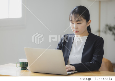 仕事中にコーヒーを飲む女性  124832813