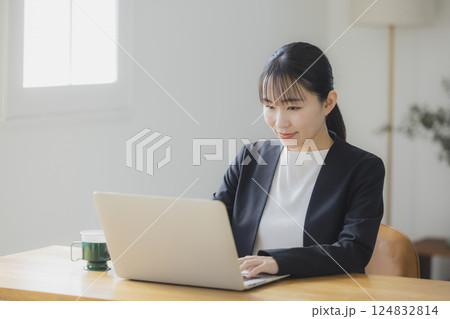 仕事中にコーヒーを飲む女性  124832814