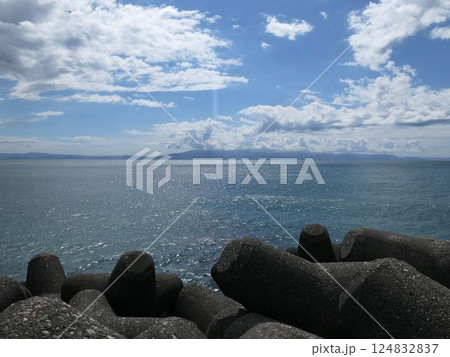 テトラポットから望む海 124832837