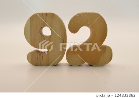 白背景に木で作られた数字 124832862