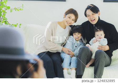 リビングでくつろぐ家族 リビングでくつろぐ家族 124832895