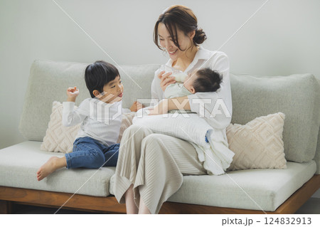 リビングでくつろぐ家族 リビングでくつろぐ家族 124832913