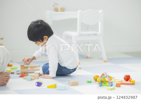 積み木で遊ぶ子供 124832987
