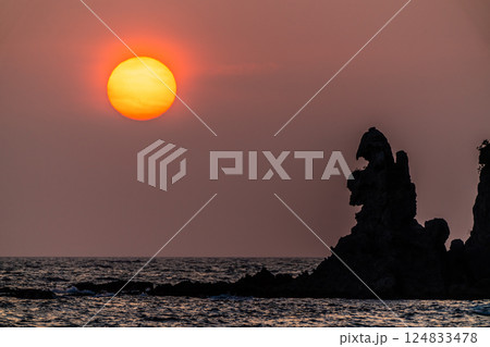 トンビ岩（ゴジラ岩）の夕陽　ながさきサンセットロード　【長崎市式見町】 124833478