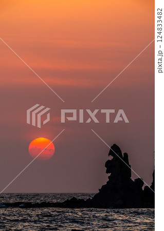 トンビ岩(ゴジラ岩)の夕陽 ながさきサンセットロード 【長崎市式見町】 トンビ岩(ゴジラ岩)の夕陽 ながさきサンセットロード 【長崎市式見町】 124833482