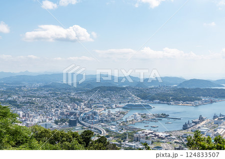 長崎県佐世保市　弓張岳展望台から望む佐世保市の街並み 124833507