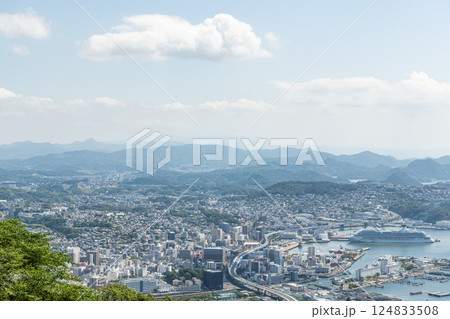 長崎県佐世保市　弓張岳展望台から望む佐世保市の街並み 124833508