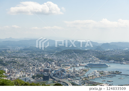 長崎県佐世保市 弓張岳展望台から望む佐世保市の街並み 長崎県佐世保市 弓張岳展望台から望む佐世保市の街並み 124833509