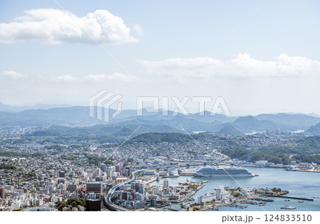 長崎県佐世保市　弓張岳展望台から望む佐世保市の街並み 124833510
