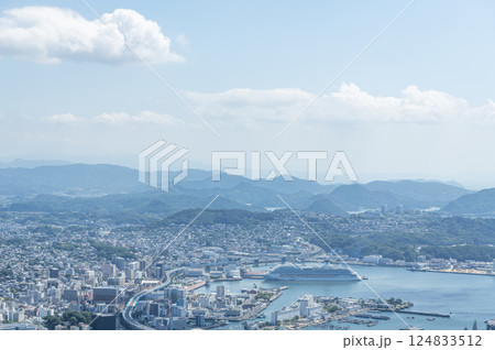 長崎県佐世保市　弓張岳展望台から望む佐世保市の街並み 124833512
