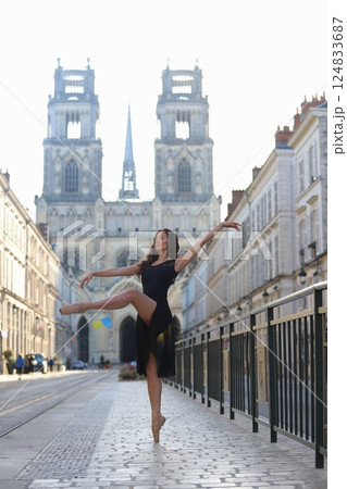Ballet dancer posing en pointe in city center Ballet dancer posing en pointe in city center 124833687