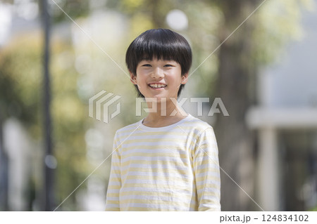 カメラ目線で笑顔の9歳の男の子 124834102