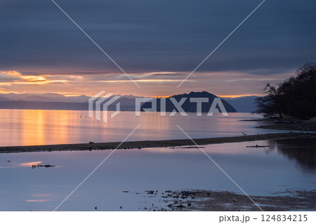 滋賀県長浜市湖北町尾上の冬の夕撮影 124834215