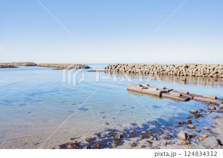 新潟 出雲崎町の透明な海 新潟 出雲崎町の透明な海 124834312