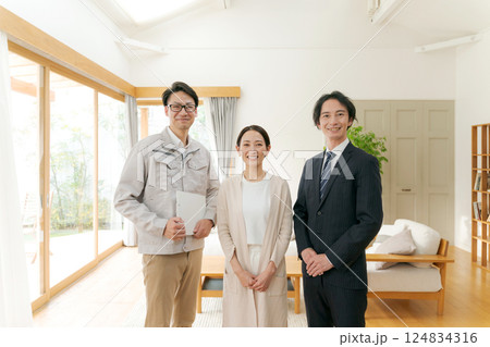 家づくりをする人々のイメージ 124834316