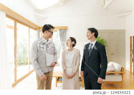 家づくりをする人々のイメージ 124834321