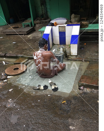 路上で体を洗うインド人 路上で体を洗うインド人 124834469