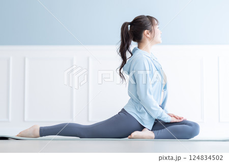 身体がしなやかなストレッチ中の若い女性 身体がしなやかなストレッチ中の若い女性 124834502