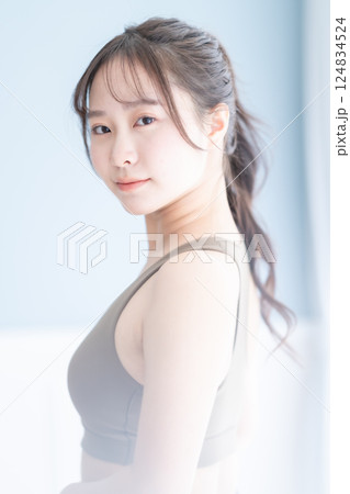 トレーニングウェアを着た若い女性のエステイメージ トレーニングウェアを着た若い女性のエステイメージ 124834524