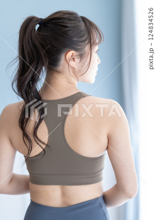 トレーニングをする若い女性の背中 124834526
