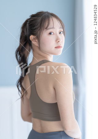 トレーニングをする若い女性の背中 124834529